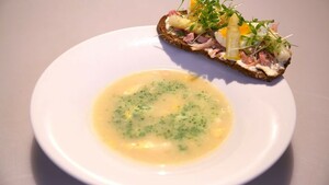 Romige aspergesoep met desemtoast