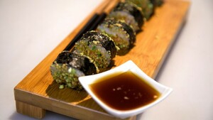 Spicy salmon sushi (sushi met pittige zalm)