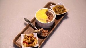 Paté van kippenlevers met een komijn-uiencompote en gebakken champignons