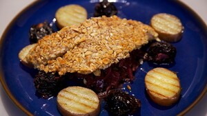 Gepaneerde zeebaars met gevulde pruimen en gekonfijte gegrilde aardappels
