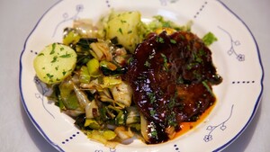 Gestoofde prei met hoisin-speklappen
