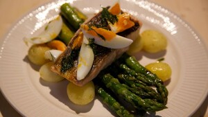Gegrilde groene asperges met zalm