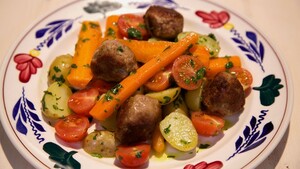Bospeen-aardappelsalade met gehaktballetjes