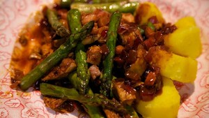 Hoisin-asperges met gepocheerde kip