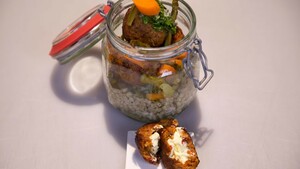 Balletjes van lamsgehakt met gort en zoetzure groente