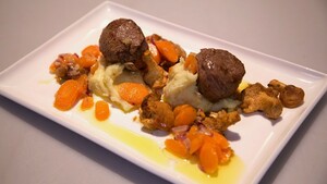 Kalfsmedaillons met amandelpuree en carrottes au beurre noisette