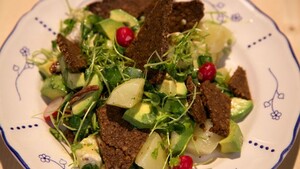 Salade met gepocheerde peren en roggebrood