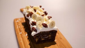 Chocolade-bananencake met roomkaastopping