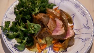 Glanzende varkenshaas met wortelstamppot