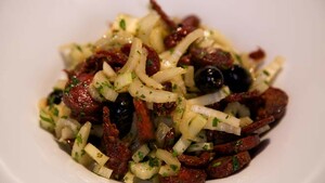 Bleekselderijsalade met chorizo