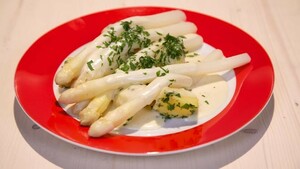 Asperges met Parmezaanse kaassaus