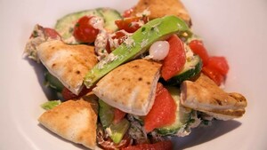 Gerookte makreelsalade met pitabrood