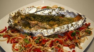 Piska kora met piaz kachumber (gegrilde Caribische roodbaars met uiensalade)