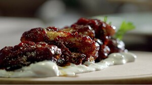 Kippenvleugels met barbecuesaus in de oven en schimmelkaascrème