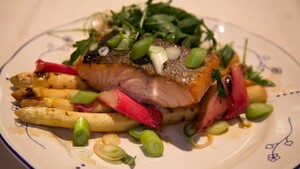 Gegrilde asperges en rabarber met zalm