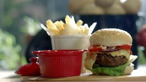 Huisgemaakte hamburger met gefrituurde rozemarijnaardappels