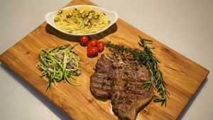 Bistecca alla Fiorentina e spaghetti con gorgonzola (T-bone steak uit Florence en spaghetti met gorgonzola)