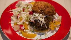 Teriyakiburgers met Chinese koolsalade