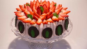 Chocolade-munttaart met aardbeien