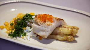 Gebakken snoekbaarsfilet met Hollandse asperges in ansjovisboter