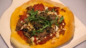 Pizza con salsiccia, acciughe e funghi (Pizza met saucijzen, ansjovis en champignons)
