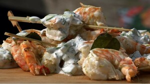 Thaise gamba’s en komkommer-yoghurtdip met munt