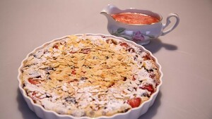 Clafoutis van rood fruit met aardbeiencoulis (Frans dessert gebak)