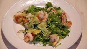 Raapstelenpasta met pesto