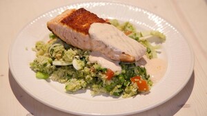 Couscoussalade met gegrilde zalm en harissayoghurt