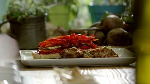 Geroosterd lamszadel met salie en toast met bietenpuree en gegrilde groente