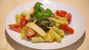 Pastasalade met zomertomaten en pistachepesto