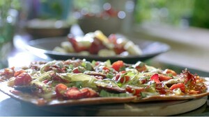 Homemade pizza en fruitsalade met vanillesiroop