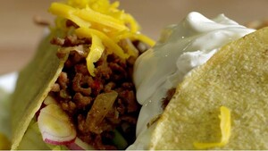 Mexicaanse taco’s en tortilla’s met Gruyère en basilicum