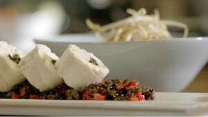 Zeebaarsfilet met olijvensaus en witlof-taugésalade