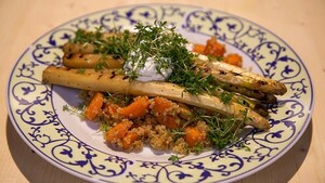 Gekaramelliseerde Hollandse asperges met quinoasalade