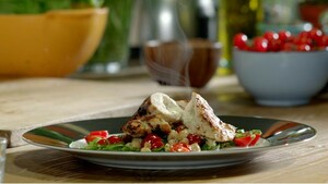 Gevulde kipfilet en cherrytomaten-rucolasalade