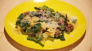 Farfalle met worst, pecorino en munt