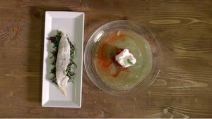 Sliptongcarpaccio met zeekraal en aardbeien met basilicum-kiwisaus