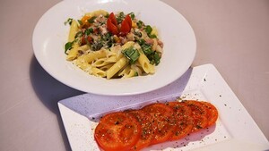 Penne al radicchio cremoso con salsiccia (Penne met romige roodlof en saucijzen)