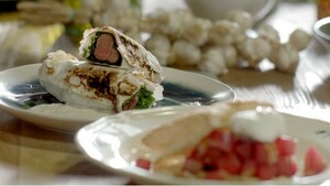 Lamsvleeswrap met andijvie en venkelpuree & bladerdeeg met in rode wijn gekookte peer