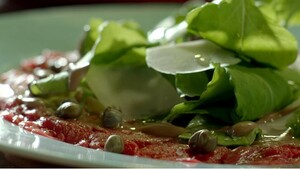 Ossenhaascarpaccio met gorgonzola-walnotensalade met peer