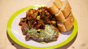 Entrecotes met blauwe kaasboter en ratatouille