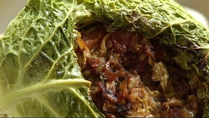 Gevulde groene kool van de BBQ