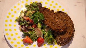 Grapefruit-aardbeiensalade met feta