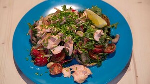 Zalmsalade op gegrild boerenbrood