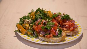 Bruschetta di pomodori met Italiaanse salade