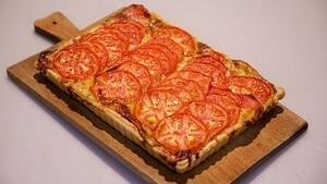 Zwitserse kaastaart met tomaten