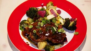 Oosters geroosterde broccoli met hoisin-karbonades