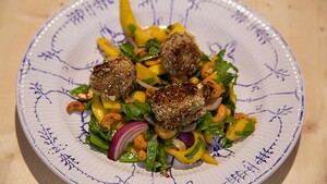 Visballetjes met pittige mangosalade