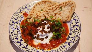 Köfte in pittige tomatensaus met naanbrood